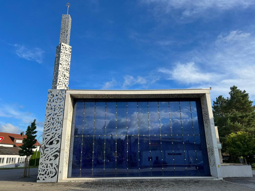Blaues Licht – die Moschee von Penzberg
