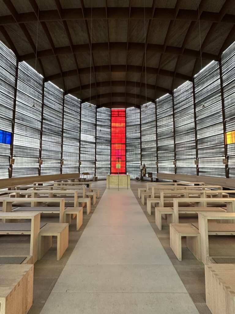 Gestreiftes Licht – St. Bonifatius in Dietenhofen