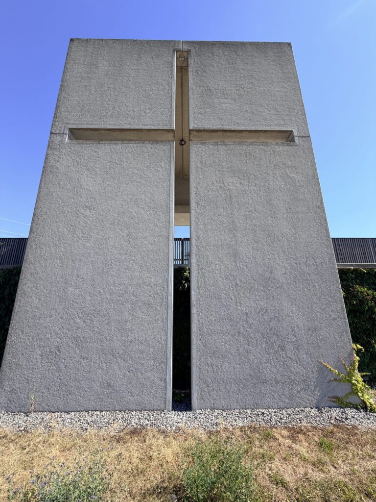 Friedhof am Kirchberg – ein Kreuz aus Licht