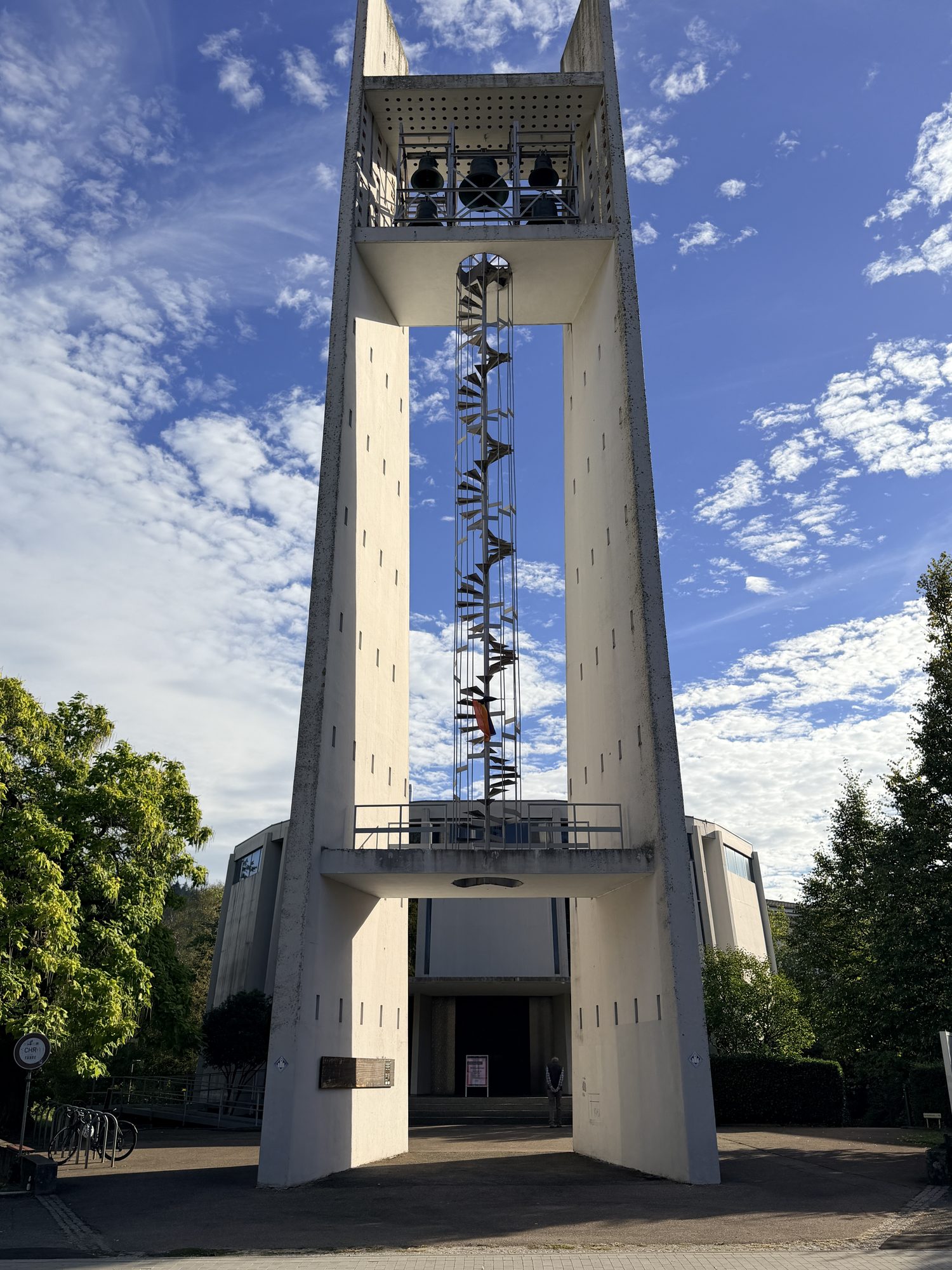Auferstehungskirche Freiburg – vom Blau ins Rot