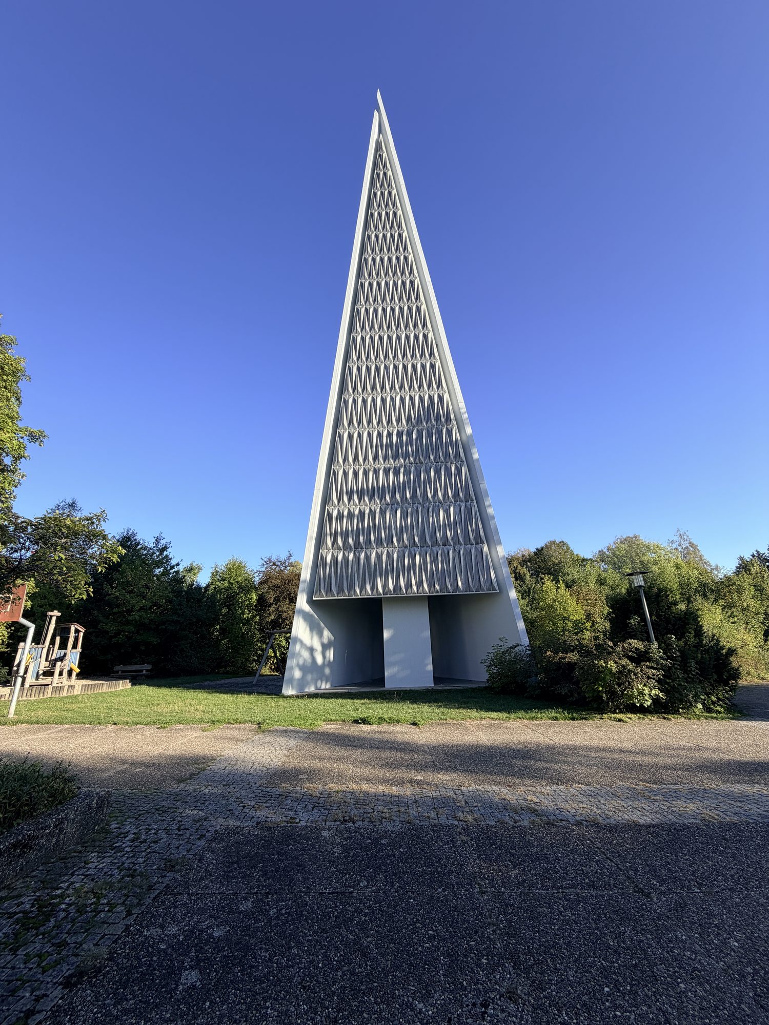 St. Konrad in Villingen – ein schwebendes Zelt aus Beton
