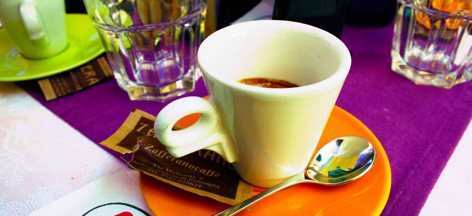 Espresso und Straßencafé in Italien